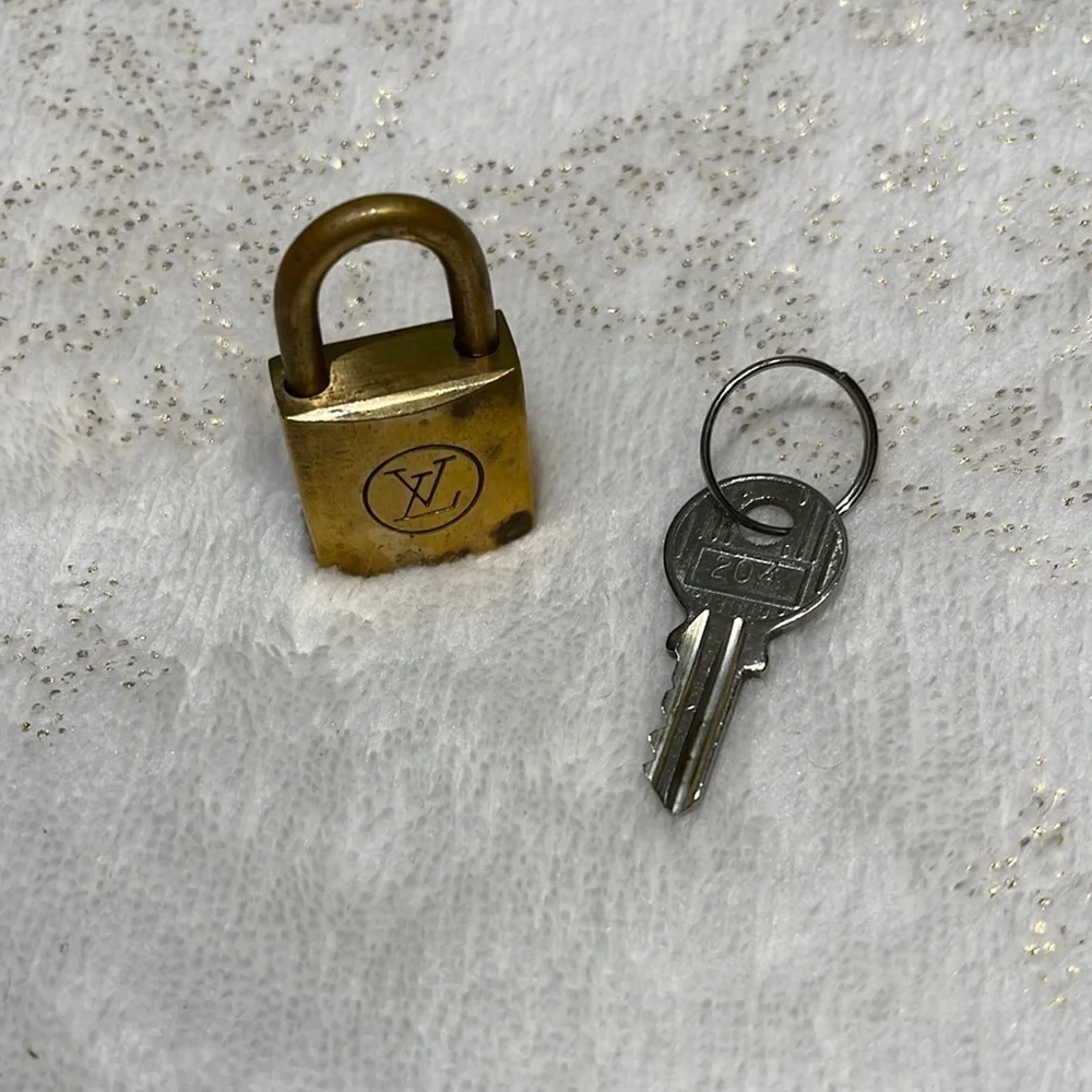 LOUIS VUITTON vintage lock set in #204 - Picture 2 of 10